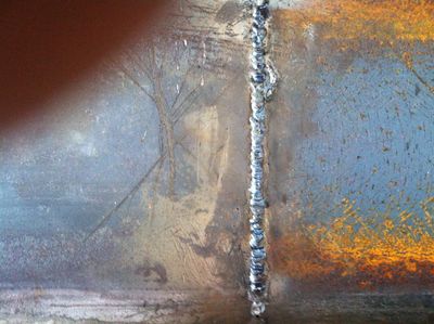 Cordon de soudure brut sur acier, avant traitement
